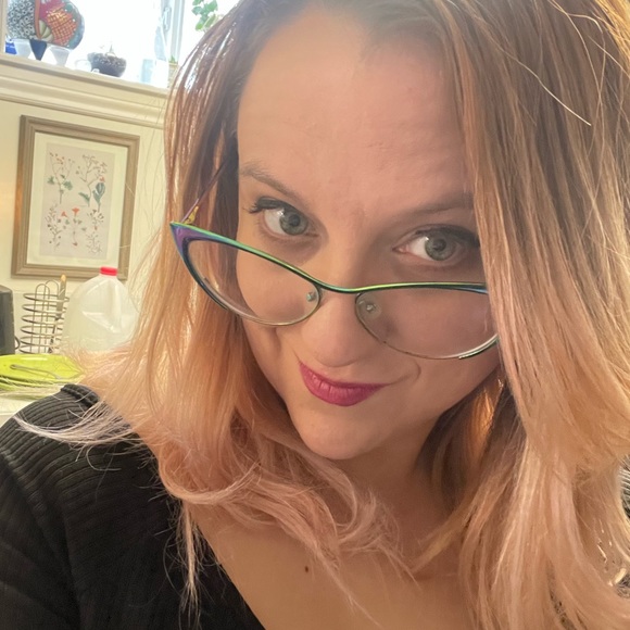 Meet your Posher, Emily - Picture 1 of 1